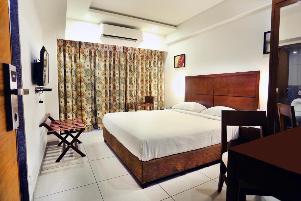 The Park Residency Hotel Ahmedabad Bagian luar foto