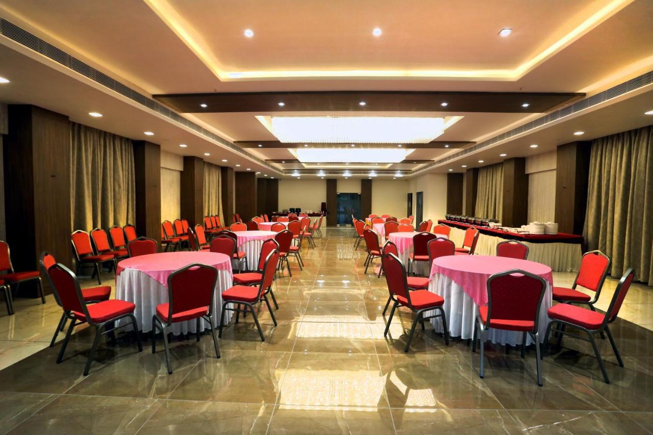 The Park Residency Hotel Ahmedabad Bagian luar foto